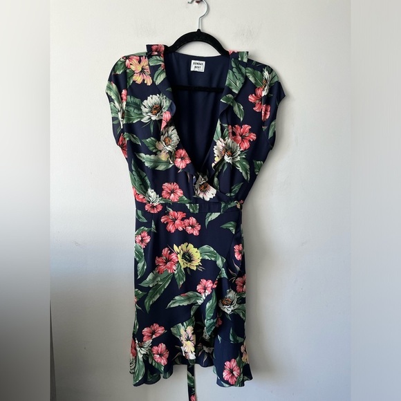 Aritzia Dresses & Skirts - Aritzia Sunday Best Savoy Dress - Wrap Dress - Summer Floral Print  Size 0